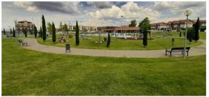 un parque con bancos y árboles en un campo en Apartamento con jardin privado y piscina, en Cirueña