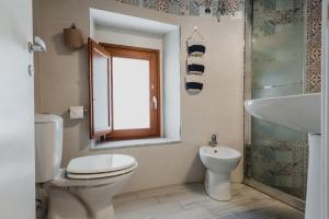 A bathroom at Five Stars Sicily by Ortigia Apartments Még 37 kép