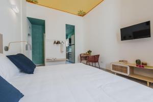A television and/or entertainment centre at Five Stars Sicily by Ortigia Apartments