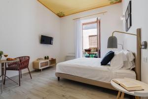 A television and/or entertainment centre at Five Stars Sicily by Ortigia Apartments
