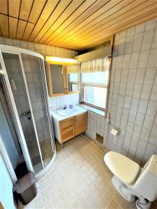 y baño con ducha, aseo y lavamanos. en Kelo / Lapland, Saariselkä, en Saariselkä