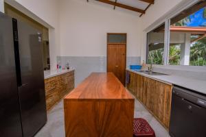 Kuchyň nebo kuchyňský kout v ubytování Arhimser Villa-superb 4 bedroom beachfront for 8 in Ranna, Tangalle, BB, pool, free pick up for 7 night stays arriving together, serviced, taxes included