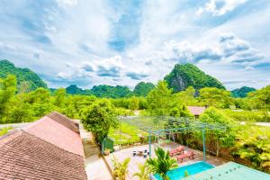 Pogled na bazen u objektu Phong Nha Amanda 2 Homestay ili u blizini