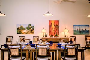 Restaurace v ubytování Arhimser Villa-superb 4 bedroom beachfront for 8 in Ranna, Tangalle, BB, pool, free pick up for 7 night stays arriving together, serviced, taxes included
