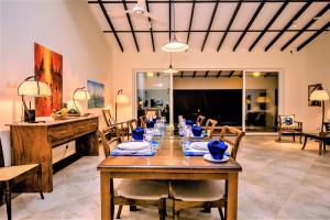 Posezení v ubytování Arhimser Villa-superb 4 bedroom beachfront for 8 in Ranna, Tangalle, BB, pool, free pick up for 7 night stays arriving together, serviced, taxes included