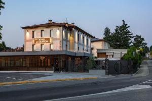 a building on the corner of a street at Hotel La Quercia in Mozzo