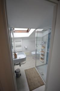 een badkamer met een douche, een wastafel en een toilet bij B&B Tra Cielo e Mare in Soverato Superiore
