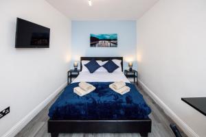1 dormitorio con 1 cama con 2 toallas en Five Seasons Liverpool City - Modern Studios near Anfield en Liverpool