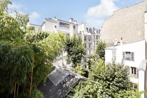 widok z dachu budynku z drzewami w obiekcie Charming apartment - 1BR-4P - Parc Monceau w Paryżu