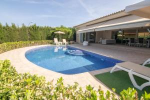 una piscina nel cortile di una casa di Marrartxi - 39799 Mallorca a Marratxí 