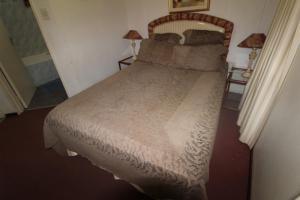 a large bed in a bedroom with two lamps at Boulevard 113 in Margate