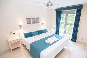 una camera da letto con un grande letto bianco con cuscini blu di Marrartxi - 39799 Mallorca a Marratxí 