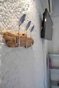 tres cuchillos en un soporte de madera en una pared en Figs & Grapes * Cosy small house * Marmari * South Evia en Marmarion