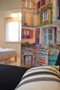 salon z kominkiem i budynek w obiekcie Figs & Grapes * Cosy small house * Marmari * South Evia w mieście Marmari