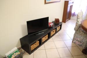 A television and/or entertainment centre at La casa di Valentino - grazioso ed ampio bilocale