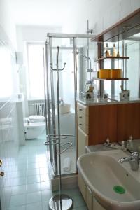 A bathroom at La casa di Valentino - grazioso ed ampio bilocale Még 25 kép