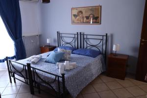 A bed or beds in a room at La casa di Valentino - grazioso ed ampio bilocale