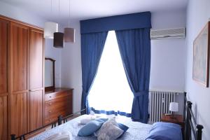 A bed or beds in a room at La casa di Valentino - grazioso ed ampio bilocale