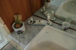 A bathroom at La casa di Valentino - grazioso ed ampio bilocale