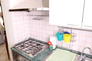 A kitchen or kitchenette at La casa di Valentino - grazioso ed ampio bilocale