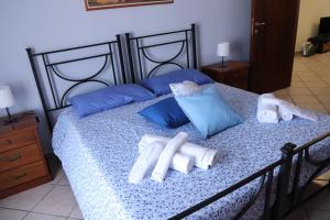 A bed or beds in a room at La casa di Valentino - grazioso ed ampio bilocale