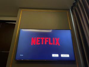 TV a/nebo společenská místnost v ubytování Hotel De Sripoom