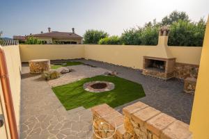 a backyard with a fire pit and a fireplace at La casa in Terralba