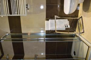 een badkamer met een handdoekenrek en een handdoek bij Parlament in Gdańsk