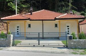 dom z bramą przed nim w obiekcie Mountain angels w mieście Kolašin