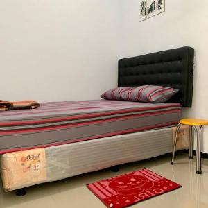 Ένα ή περισσότερα κρεβάτια σε δωμάτιο στο Kayz Villa Batu dengan Kolam Renang Pribadi
