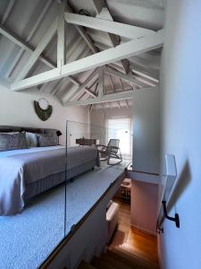 um quarto com uma cama e uma parede de vidro em Casas Bouça Maria - Aqua Village & Sports em Marco de Canavezes