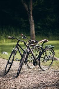 duas bicicletas estacionadas uma ao lado da outra numa estrada em VasaRojaus Jurta em Birstonas