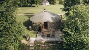 比爾什托納斯的住宿－VasaRojaus Jurta，圆顶帐篷的顶部景观