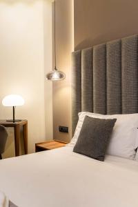 ELICAL Exclusive Private Suites客房内的一张或多张床位