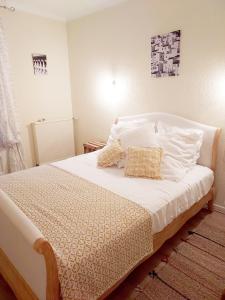 Un pat sau paturi într-o cameră la L'Ours Brun holiday rental