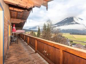 uma varanda com vista para uma montanha coberta de neve em Great group holiday home em Neukirchen am Grossvenediger