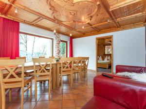 comedor con mesa y sillas en Great group holiday home en Neukirchen am Großvenediger
