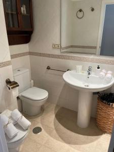 bagno con lavandino bianco e servizi igienici di Ático sobre el Mar a Vélez-Málaga
