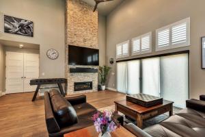 - un salon avec un canapé et une cheminée dans l'établissement Luxury New Townhome Offers 4-Season Mountain Retreat, à Heber City