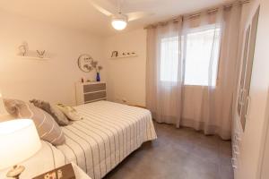 Postel nebo postele na pokoji v ubytování La playa a tu alcance + 6 fotografií