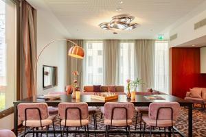 uma sala de jantar com mesa e cadeiras em Crowne Plaza Amsterdam - South, an IHG Hotel em Amesterdão