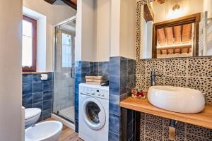 uma casa de banho com um lavatório e uma máquina de lavar roupa em La casina di Iole em Montepulciano