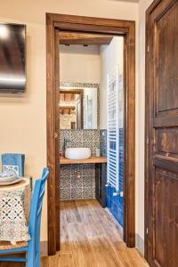 uma casa de banho com um lavatório e um espelho em La casina di Iole em Montepulciano