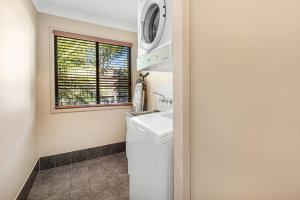 Fotografie z fotogalerie ubytování Mudjimba Escape-pet friendly, luxury villa w/ pool v destinaci Mudjimba