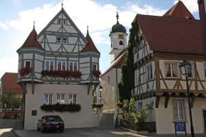 ein Gebäude mit einem Uhrturm in einer Stadt in der Unterkunft Ferienpark Lauterdörfle 4 in Hayingen