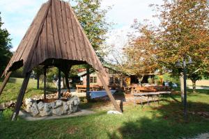 einen Pavillon mit einem Holzdach in einem Park in der Unterkunft Ferienpark Lauterdörfle 4 in Hayingen