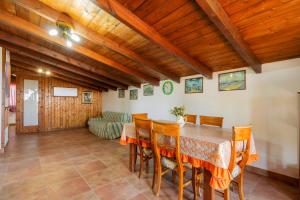 una sala da pranzo con tavolo e sedie di Villa Relax a Galatone