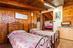 due letti in una stanza con pareti in legno di Villa Relax a Galatone Altre 25 foto
