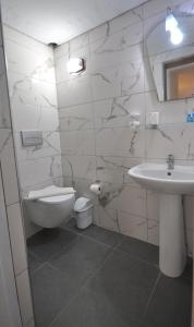 uma casa de banho com um WC e um lavatório em Lale Otel em Turunç