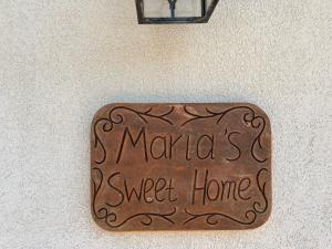 Ein Zeichen, das Marias süßes Heim an der Wand liest in der Unterkunft Maria's Traditional Sweet Home in Áno Tzinerianá